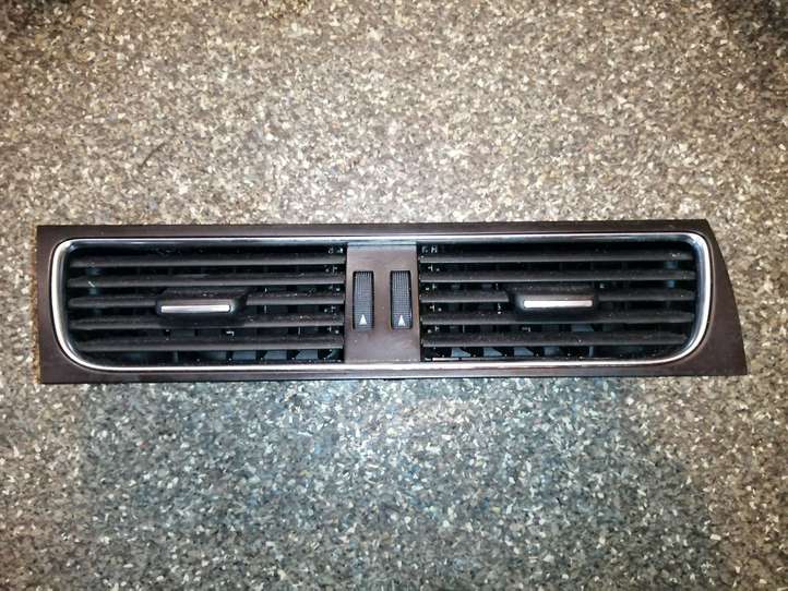 Audi A4 (2011 - 2015)  8T1820951C Центральный дефлектор