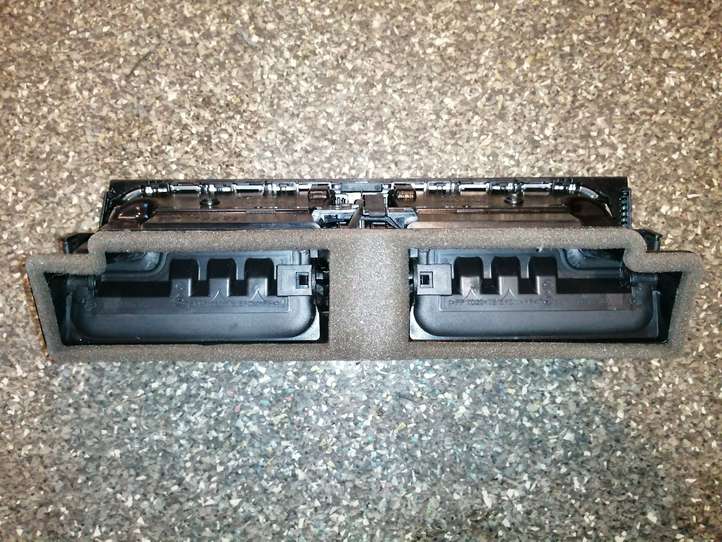 Audi A4 (2011 - 2015)  8T1820951C Центральный дефлектор