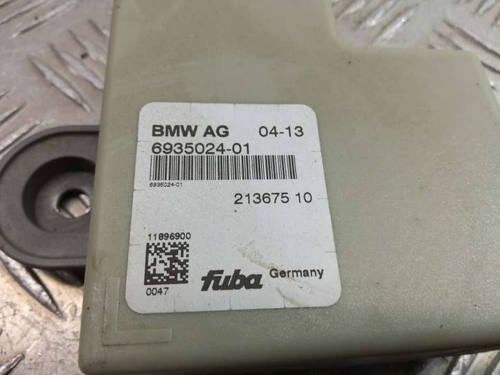 BMW 5 F10 F11 (2009 - 2016)  6935024 Усилитель антенны
