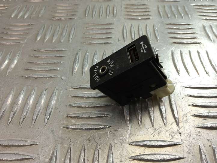 BMW 5 F10 F11 (2009 - 2016)  9237653 Разъем USB