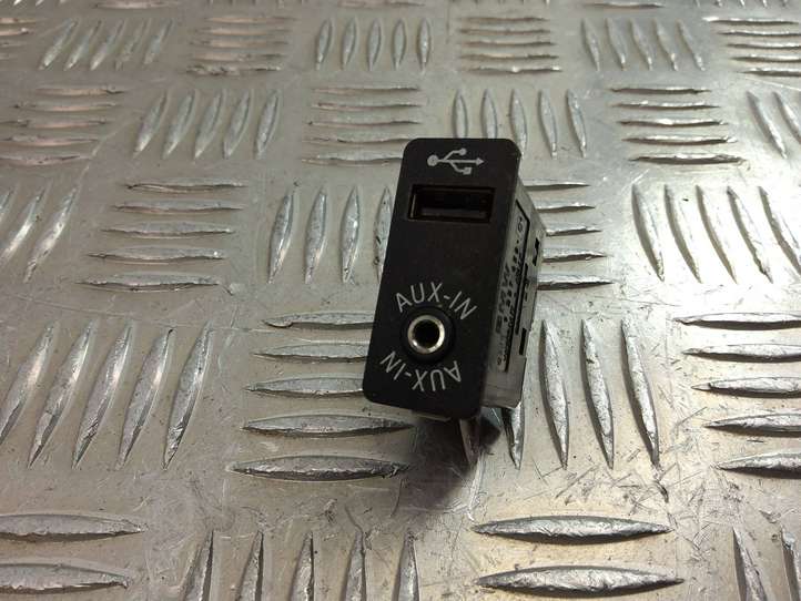 BMW 5 F10 F11 (2009 - 2016)  9237653 Разъем USB