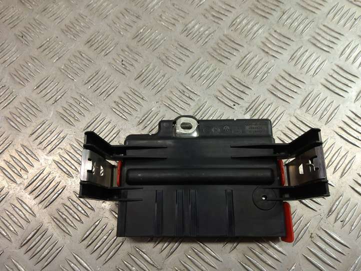 BMW 3 E90 E91 (2005 - 2012)  6942912 Узел подключения плюсовых проводов