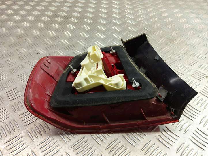 BMW 3 E90 E91 (2005 - 2012)  6937458 Задний фонарь в кузове