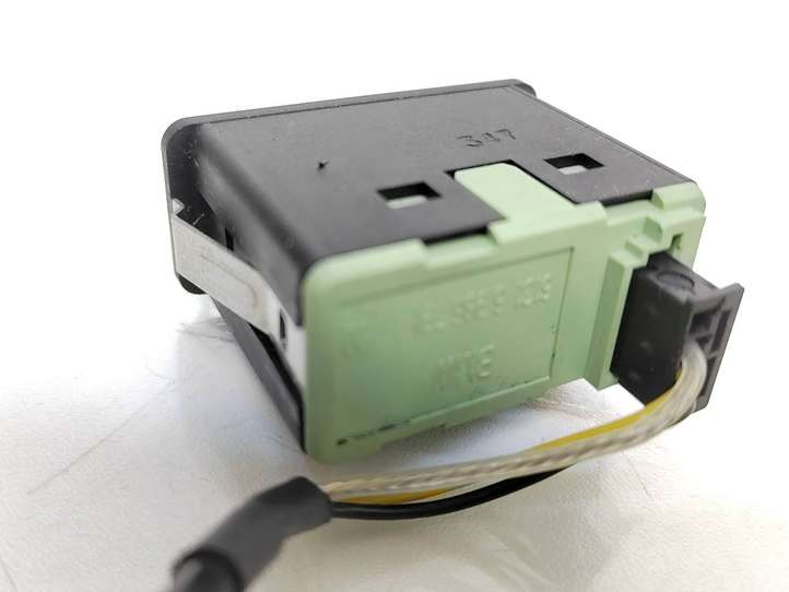 BMW 5 E60 E61 (2004 - 2010)  6986791 Разъем AUX