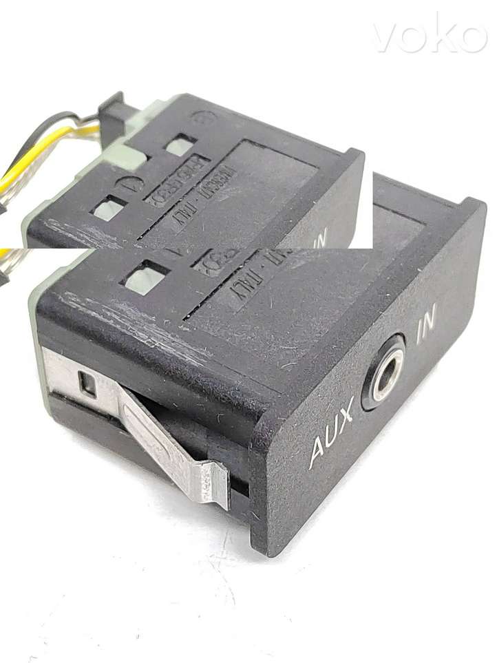 BMW 5 E60 E61 (2004 - 2010)  6986791 Разъем AUX