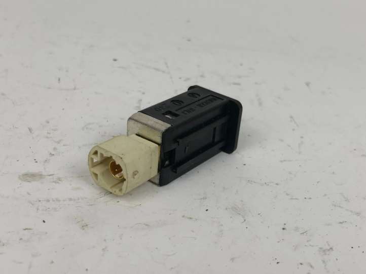 9167196 BMW 5 F10 F11 USB jungtis