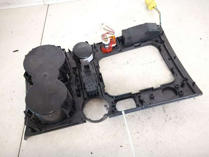 Volkswagen Touareg I (2002 - 2010)  7l6858602a Передний держатель чашки