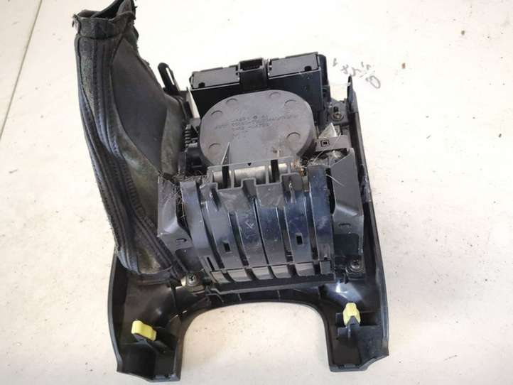 Lexus IS 220 (2005 - 2010)  5562053030 Передний держатель чашки