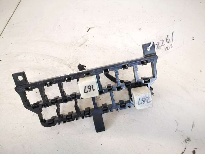 Audi A4 (1999 - 2001)  8d0937503e Ящик предохранителей (комплект)