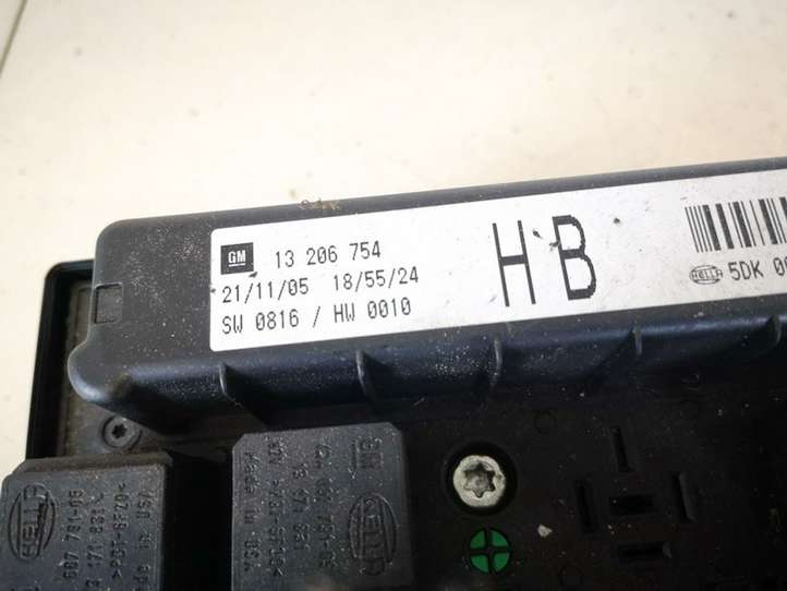 Opel Zafira (2003 - 2006)  13206754hb Ящик предохранителей (комплект)