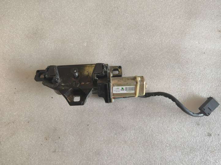 BMW 5 E60 E61 (2004 - 2010)  7129931 Притягиватель задней крышки