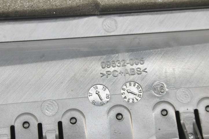 Audi A5 (2016 - )  09632005 Воздушная решётка окна