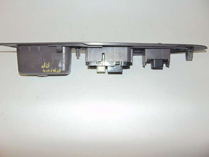 Toyota Prius (XW10) (1997 - 2003)  8403047010 Кнопка стеклоподъемников