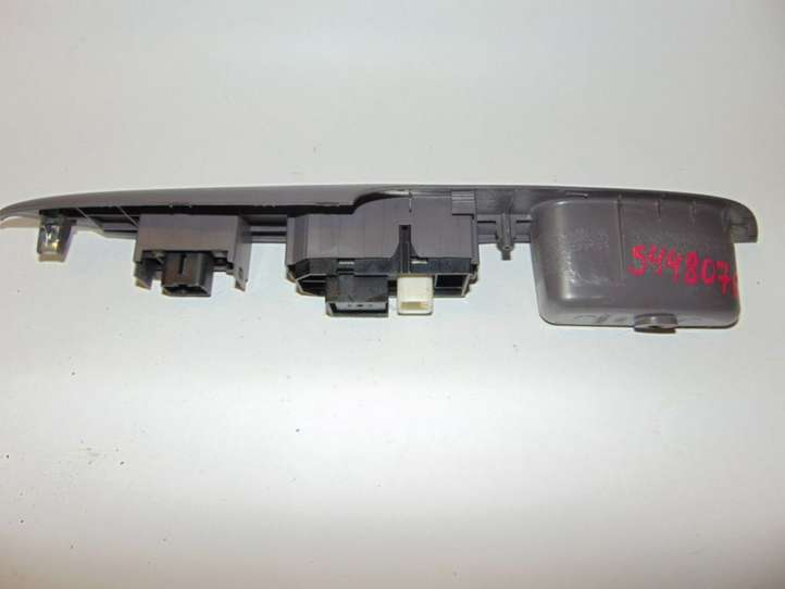 Toyota Prius (XW10) (1997 - 2003)  8403047010 Кнопка стеклоподъемников
