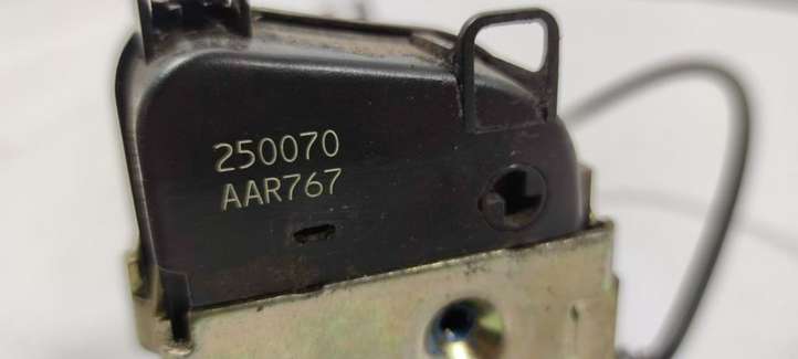 Nissan Primera (2001 - 2008)  82501AV700 Замок задней двери