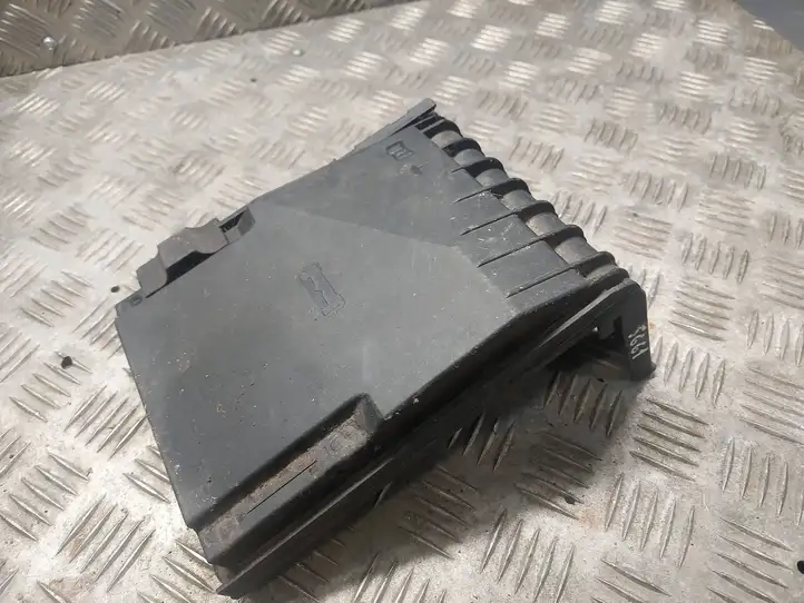 Audi A3/S3 8P (2008 - 2013) 1K0937132F Крышка ящика предохранителей — фото 2