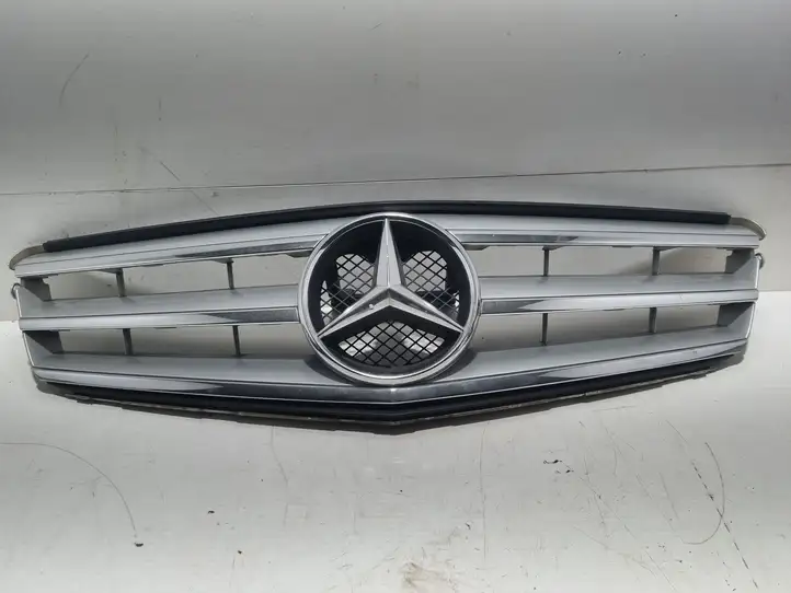 Mercedes-Benz C W204 (2007 - 2014) A2048800023 Верхняя решетка радиатора — фото 1