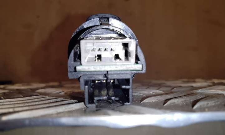 Peugeot 508 (2010 - 2014)  96647952XT Разъем AUX