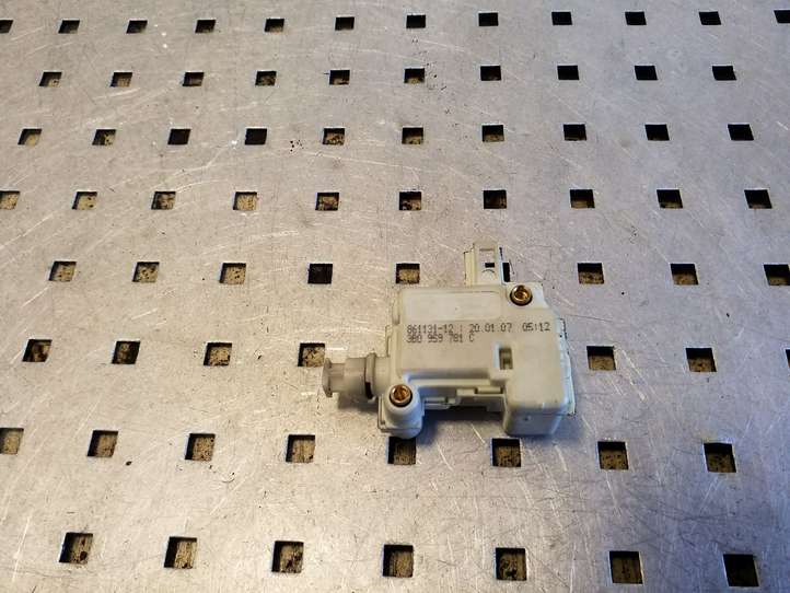Volkswagen Polo (2005 - 2009)  3B0959781C Привод замка задней двери