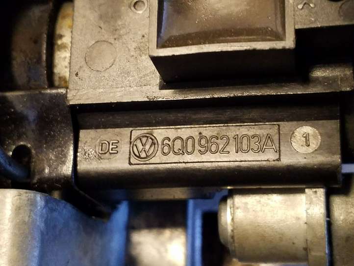 Volkswagen Polo (2005 - 2009)  6Q0962103A Ручка задней крышки
