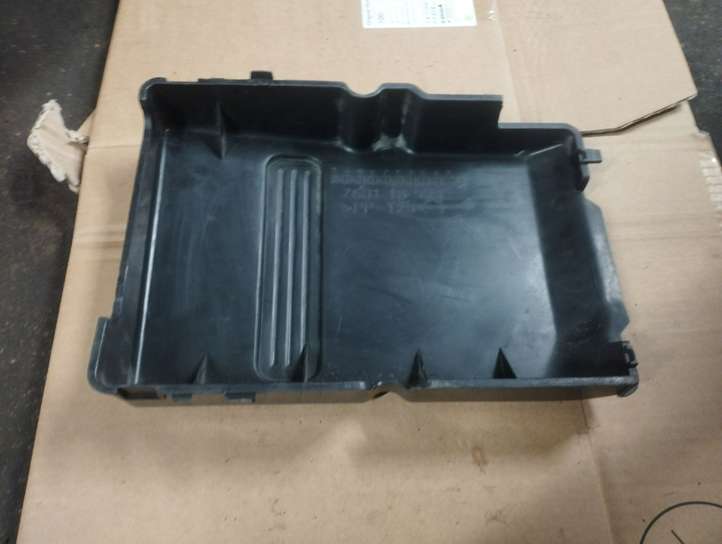 Mazda 3 (2006 - 2009)  Z60118593 Крышка ящика аккумулятора