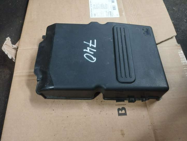 Mazda 3 (2006 - 2009)  Z60118593 Крышка ящика аккумулятора
