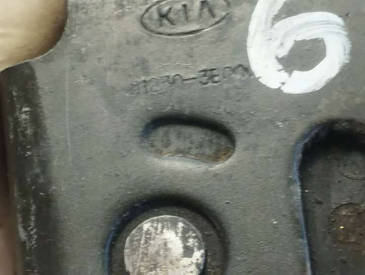 Kia Sorento (2002 - 2006)  812303E00 Замок задней крышки