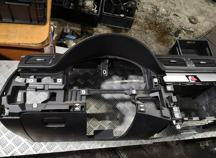 Volkswagen PASSAT B6 (2005 - 2010)   Панель