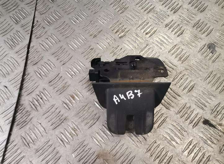 Audi A4 (1999 - 2001)   Замок задней крышки