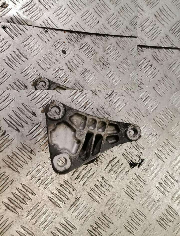Audi A4 (1999 - 2001)   Подушка двигателя