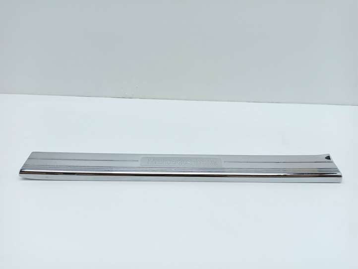 Mercedes-Benz CLS C219 (2003 - 2011)  A2196800135 Отделка переднего порога (внутренняя)