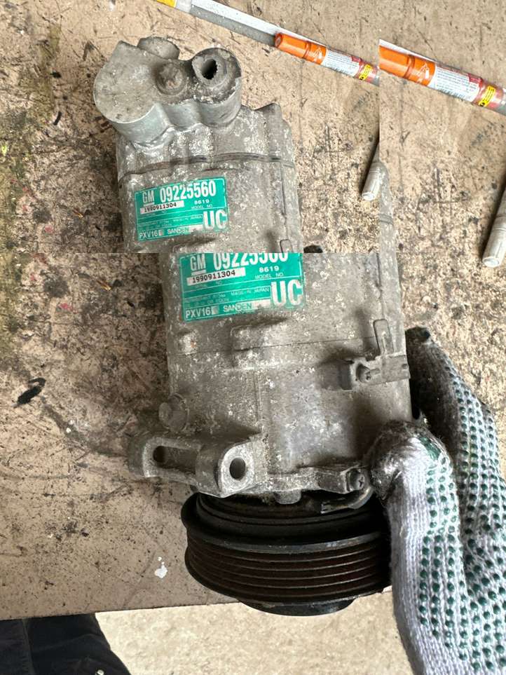 Opel Vectra (2002 - 2005)  09225560 Компрессор (насос) кондиционера воздуха
