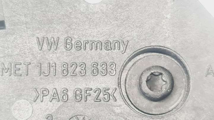Volkswagen Bora (1998 - 2005)  1J1823533C Ручка капота