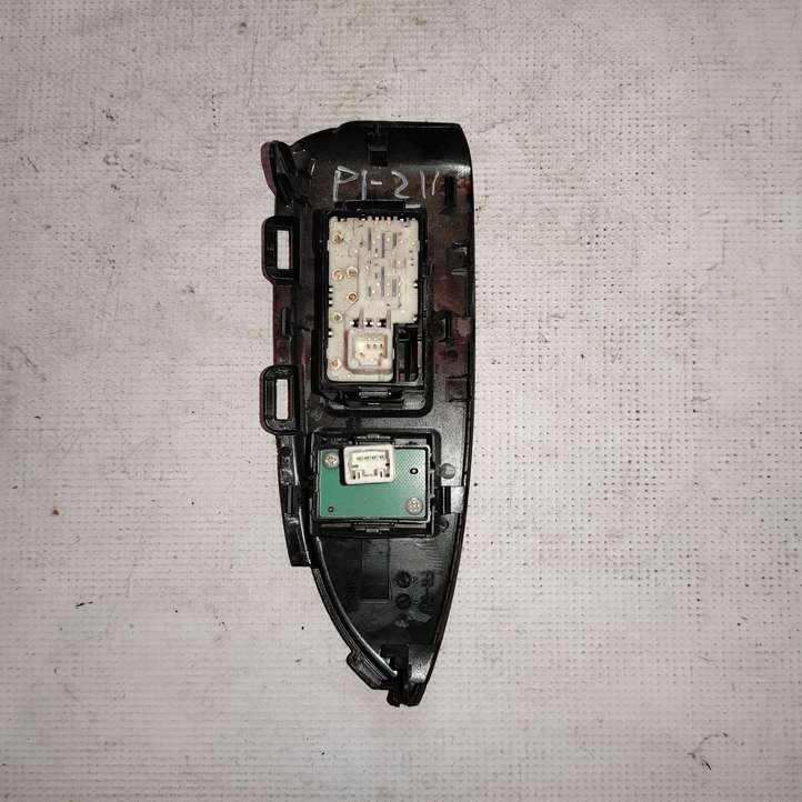 Toyota Prius (XW30) (2009 - 2015)  7423147120 Отделка кнопок стеклоподъемника 