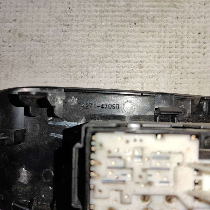 Toyota Prius (XW30) (2009 - 2015)  7427147060 Кнопка стеклоподъемников