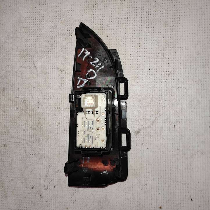 Toyota Prius (XW30) (2009 - 2015)  7427147060 Кнопка стеклоподъемников