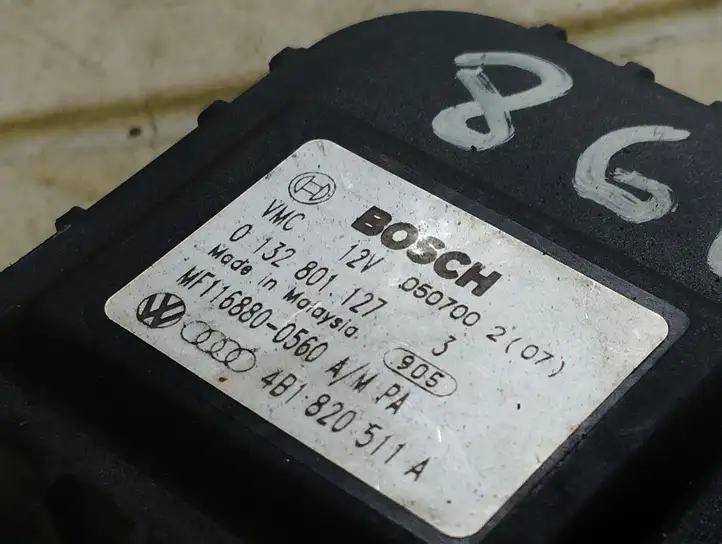 Audi A6 S6 C5 4B (1997 - 2001) 4B1820511A Двигатель задвижки потока воздуха — фото 2