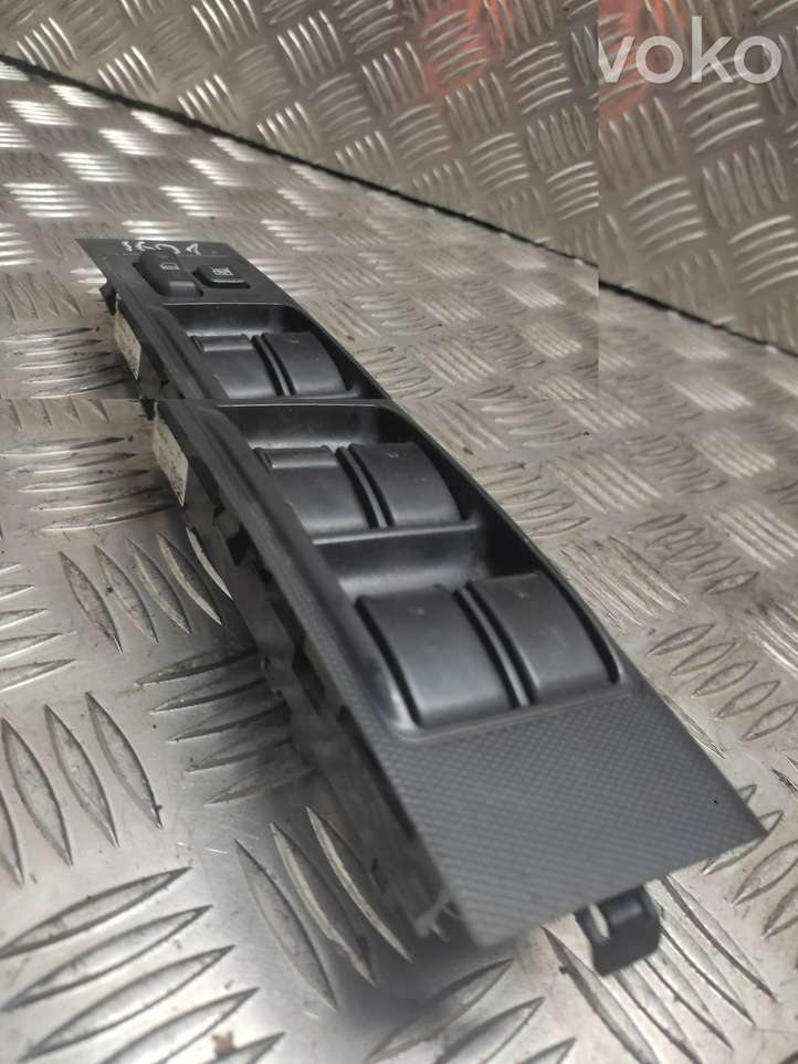 Toyota Corolla Verso AR10 (2004 - 2009)  848200F030 Кнопка стеклоподъемников