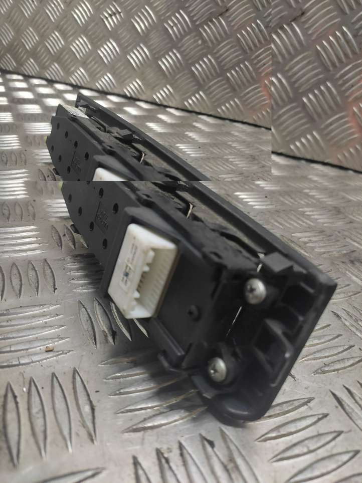 Toyota Corolla Verso AR10 (2004 - 2009)  848200F030 Кнопка стеклоподъемников