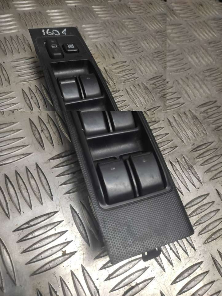 Toyota Corolla Verso AR10 (2004 - 2009)  848200F030 Кнопка стеклоподъемников