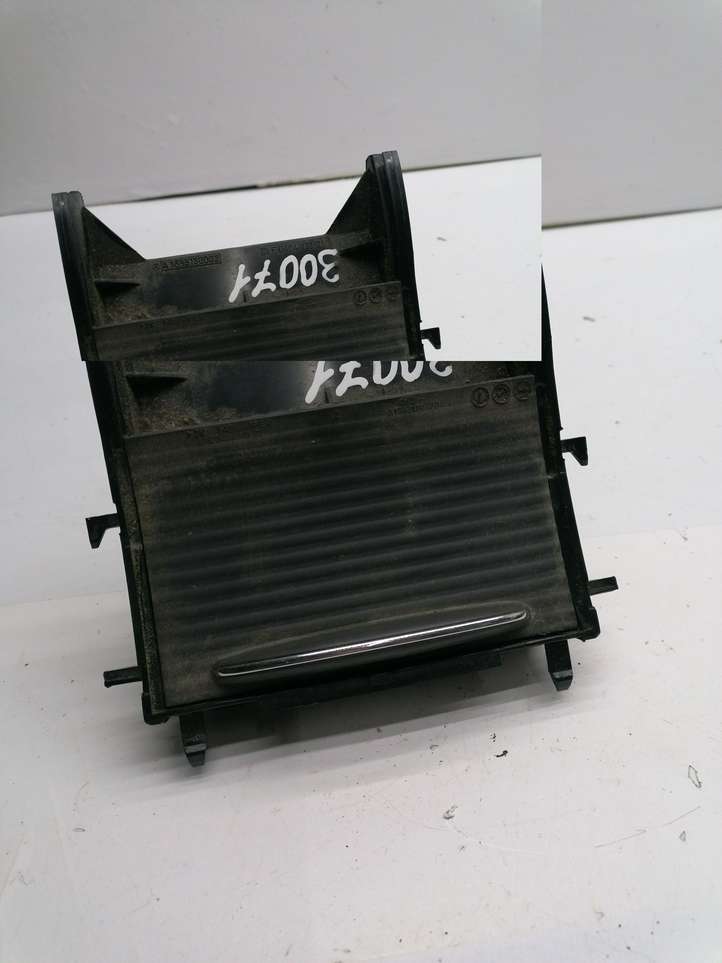 Mercedes-Benz Vaneo W414 (2001 - 2005)  A1688130002 Пепельница