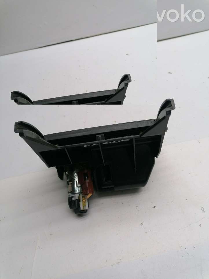 Mercedes-Benz Vaneo W414 (2001 - 2005)  A1688130002 Пепельница