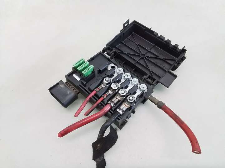 Seat Leon (1M) (1998 - 2006)  1J0937550 Узел подключения плюсовых проводов