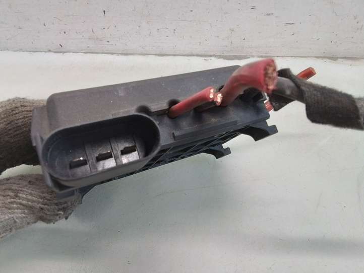 Seat Leon (1M) (1998 - 2006)  1J0937550 Узел подключения плюсовых проводов