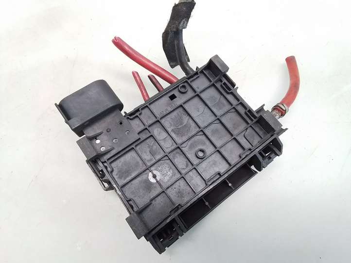 Seat Leon (1M) (1998 - 2006)  1J0937550 Узел подключения плюсовых проводов