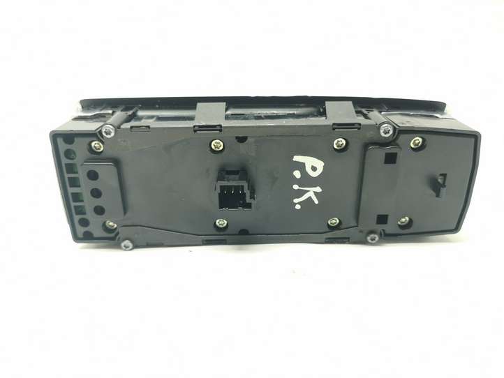 Mercedes-Benz B-class W246 (2011 - 2014)  A1669054400 Кнопка стеклоподъемников