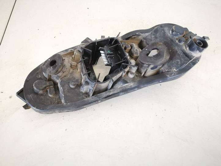 Opel Corsa D (2006 - 2010)  89037582a Держатель крышки лампы заднего фонаря