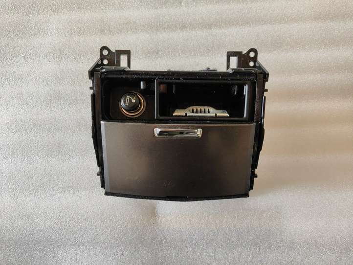 Lexus IS 220 (2005 - 2010)  1A421032G Пепельница