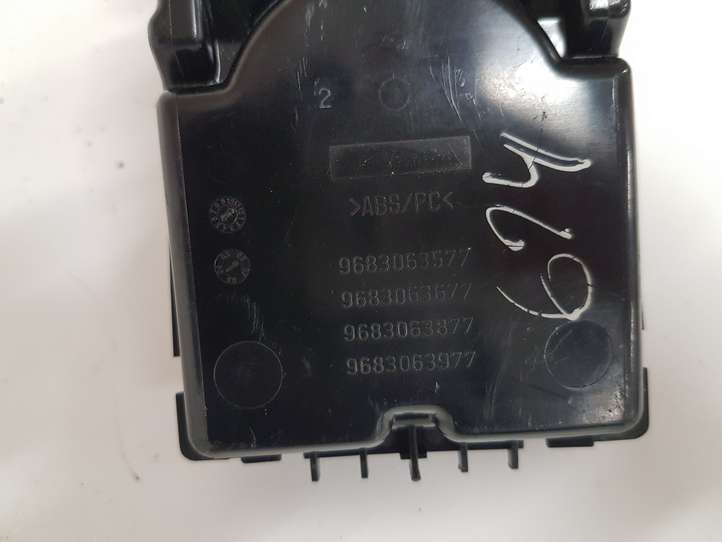 Peugeot 407 (2004 - 2011)  9683063977 Передний держатель чашки