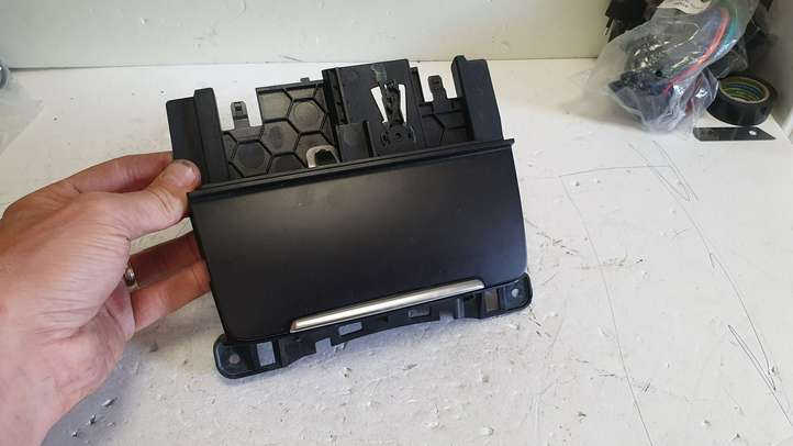 Audi A4 (2011 - 2015)  8K0857951C Пепельница